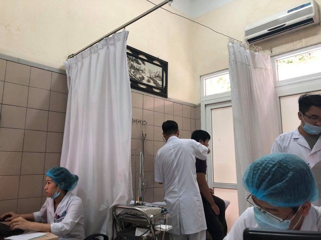 Phóng viên tác nghiệp vụ cháy nhà máy Rạng Đông đau đầu, chếnh choáng đi khám tại Trung tâm chống độc - 2 Phóng viên tác nghiệp vụ cháy nhà máy Rạng Đông đau đầu, chếnh choáng đi khám tại Trung tâm chống độc - 2