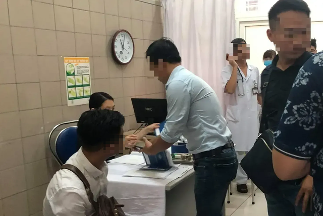 Phóng viên tác nghiệp vụ cháy nhà máy Rạng Đông đau đầu, chếnh choáng đi khám tại Trung tâm chống độc - 1 Phóng viên tác nghiệp vụ cháy nhà máy Rạng Đông đau đầu, chếnh choáng đi khám tại Trung tâm chống độc - 1