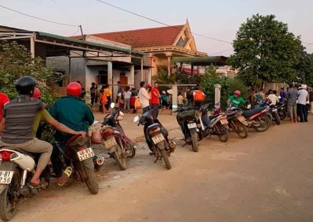 Ông bà bị điện giật tử vong, cháu bé trên lưng người ông thoát chết - 1 Ông bà bị điện giật tử vong, cháu bé trên lưng người ông thoát chết - 1