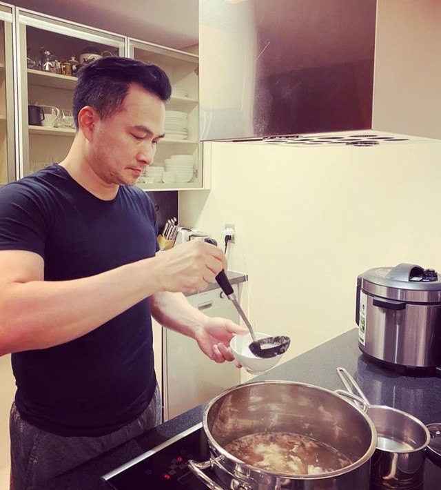 Ở nhà chống dịch, Chi Bảo thường xuyên vào bếp nấu ăn cho vợ - 2 Ở nhà chống dịch, Chi Bảo thường xuyên vào bếp nấu ăn cho vợ - 2