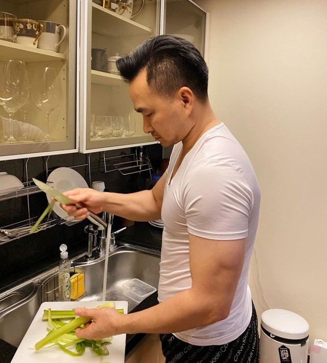 Ở nhà chống dịch, Chi Bảo thường xuyên vào bếp nấu ăn cho vợ - 4 Ở nhà chống dịch, Chi Bảo thường xuyên vào bếp nấu ăn cho vợ - 4