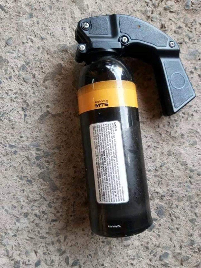 NÓNG: Công an tung người truy bắt 2 thanh niên dùng bình xịt hơi cay cướp tiệm vàng ở Bình Chánh - Ảnh 3. NÓNG: Công an tung người truy bắt 2 thanh niên dùng bình xịt hơi cay cướp tiệm vàng ở Bình Chánh - Ảnh 3.