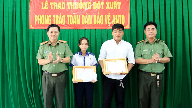 Nữ sinh lớp 9 và anh thợ hàn dũng cảm truy bắt hai kẻ trộm ngày