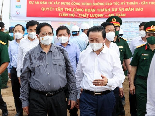 Thủ tướng thị sát công trường, 'gỡ vướng' cho 2 dự án trọng điểm tại ĐBSCL ảnh 1