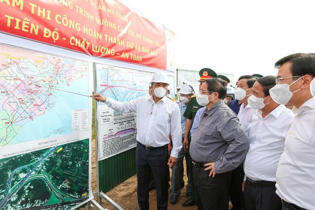 Thủ tướng thị sát công trường, 'gỡ vướng' cho 2 dự án trọng điểm tại ĐBSCL ảnh 2