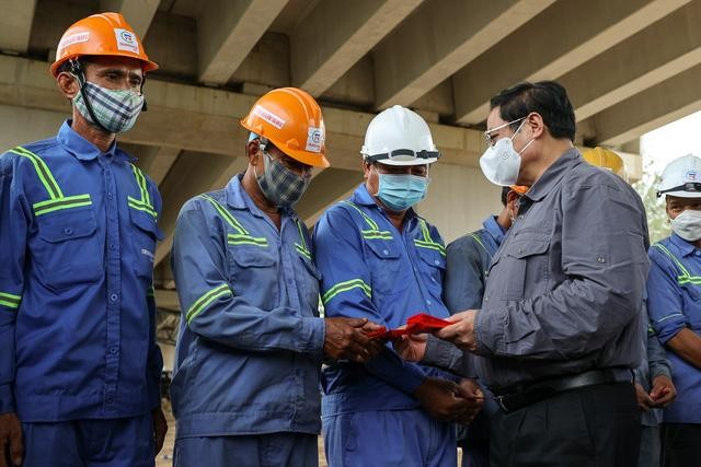 Thủ tướng thị sát công trường, 'gỡ vướng' cho 2 dự án trọng điểm tại ĐBSCL ảnh 4