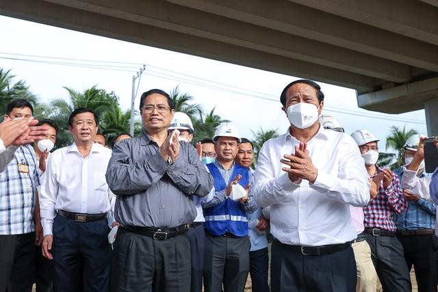 Thủ tướng thị sát công trường, 'gỡ vướng' cho 2 dự án trọng điểm tại ĐBSCL ảnh 5