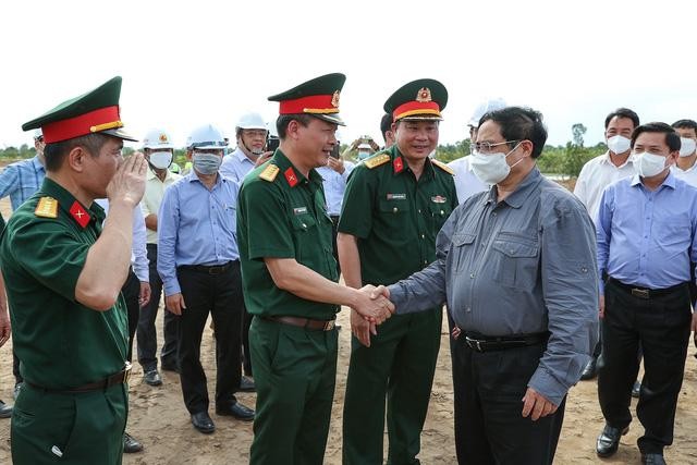 Thủ tướng thị sát công trường, 'gỡ vướng' cho 2 dự án trọng điểm tại ĐBSCL ảnh 3