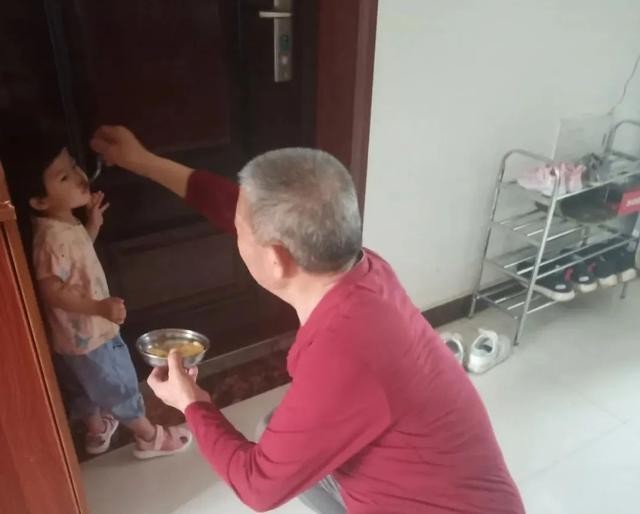 'Cuộc chiến bỉm sữa' của ông bố tuổi 70 khi vợ 65 tuổi sinh con ảnh 1