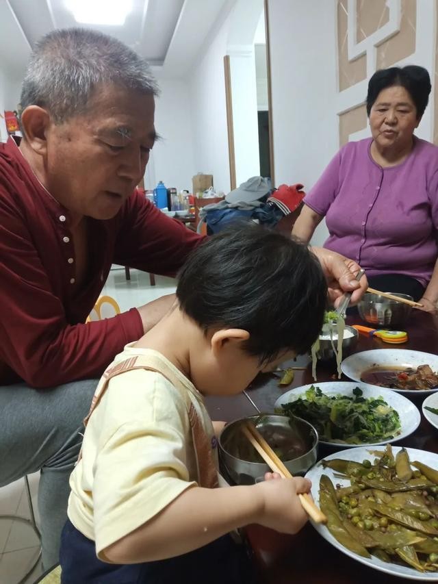 'Cuộc chiến bỉm sữa' của ông bố tuổi 70 khi vợ 65 tuổi sinh con ảnh 2