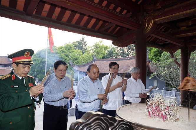 Chủ tịch nước Nguyễn Xuân Phúc dâng hương Tổ Mẫu Âu Cơ và Quốc tổ Lạc Long Quân ảnh 2