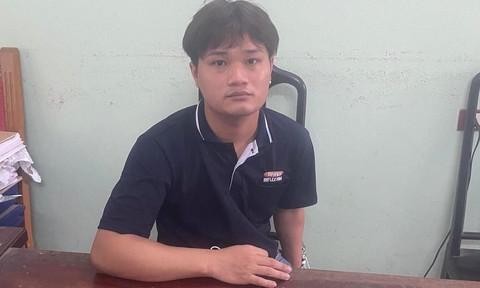 Cận cảnh tên cướp kề dao vào cổ người phụ nữ uy hiếp lấy 48 triệu đồng ảnh 1