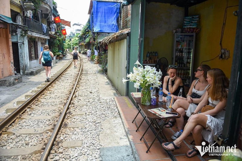 Thực hư tin 'phố cafe đường tàu Hà Nội mở lại, khách quốc tế đổ xô check-in' ảnh 7