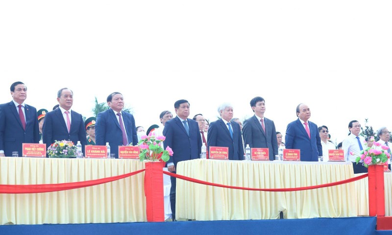 Chủ tịch nước Nguyễn Xuân Phúc dự Lễ thượng cờ 'Thống nhất non sông' ảnh 1