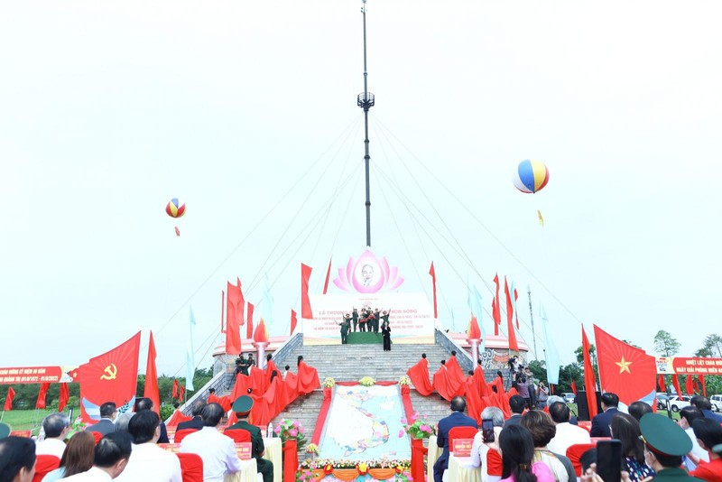 Chủ tịch nước Nguyễn Xuân Phúc dự Lễ thượng cờ 'Thống nhất non sông' ảnh 2