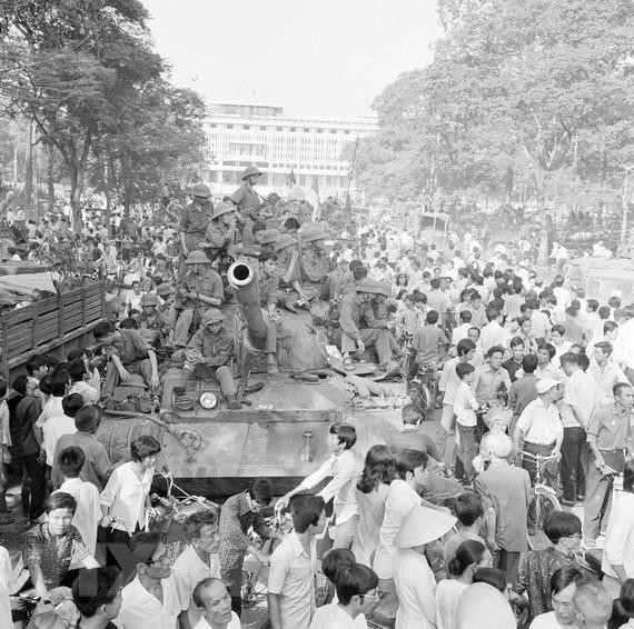 Hình ảnh thành phố Sài Gòn sống trong niềm vui chiến thắng 30/4/1975 ảnh 25