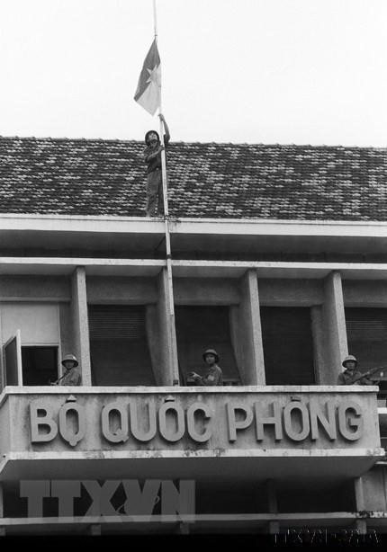 Hình ảnh thành phố Sài Gòn sống trong niềm vui chiến thắng 30/4/1975 ảnh 26