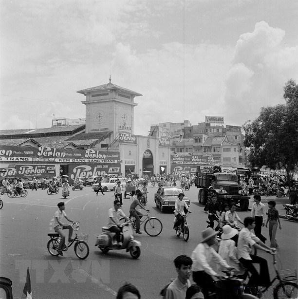 Hình ảnh thành phố Sài Gòn sống trong niềm vui chiến thắng 30/4/1975 ảnh 33