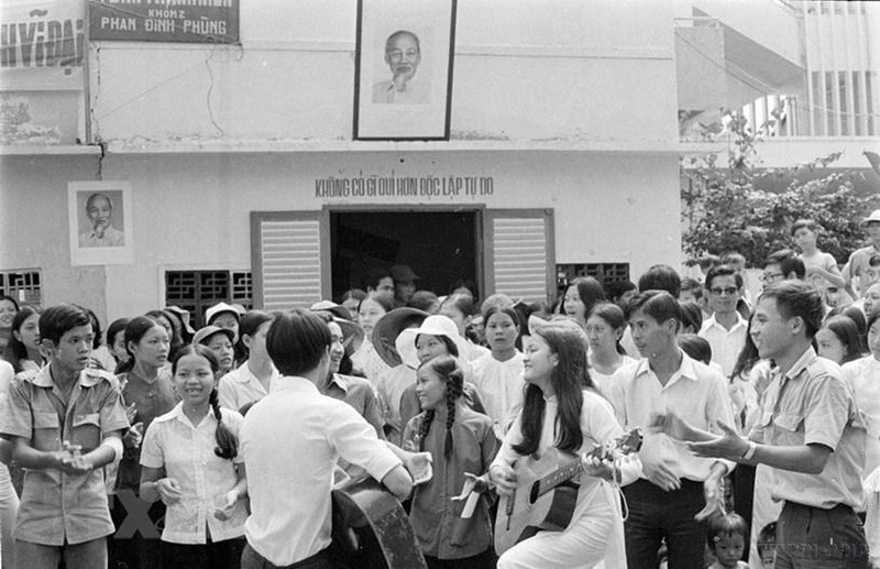 Hình ảnh thành phố Sài Gòn sống trong niềm vui chiến thắng 30/4/1975 ảnh 7
