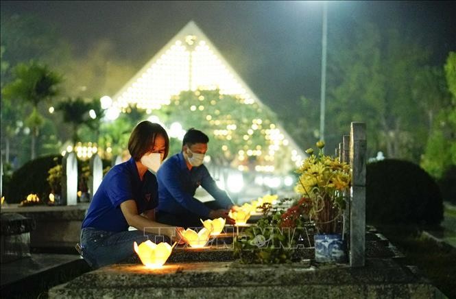 Thắp nến tri ân các Anh hùng Liệt sỹ nhân kỷ niệm 68 năm Chiến thắng Điện Biên Phủ ảnh 2