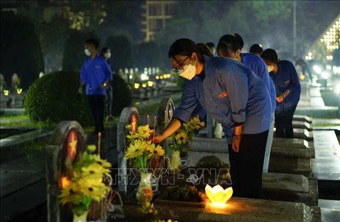 Thắp nến tri ân các Anh hùng Liệt sỹ nhân kỷ niệm 68 năm Chiến thắng Điện Biên Phủ ảnh 3