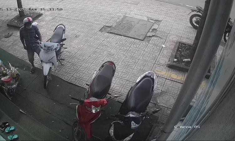 Truy bắt kẻ trộm xe máy cùng 300 triệu và sổ tiết kiệm 2,7 tỷ đồng