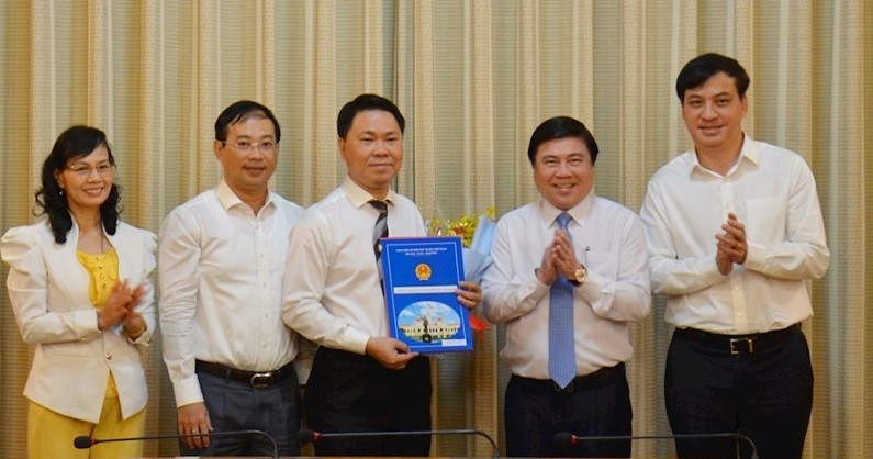 Trao quyết định bổ nhiệm làm Giám đốc Sở Xây dựng TP HCM cho ông Trần Hoàng Quân (cầm bìa xanh).