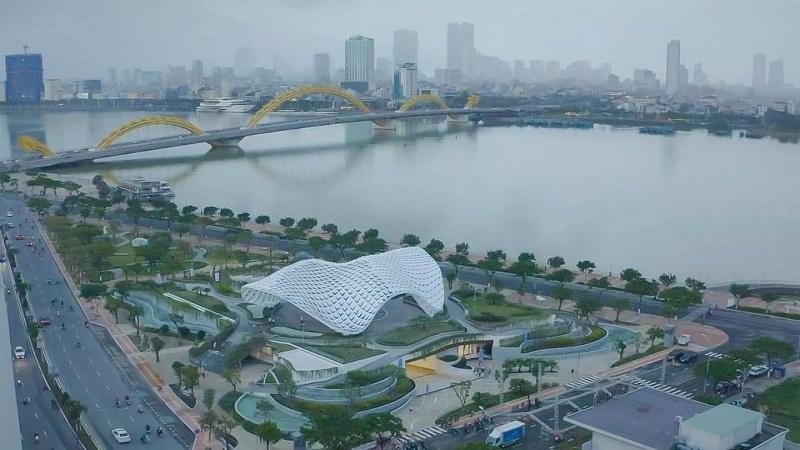 Công trình công viên APEC mở rộng là điểm nhấn thơ mộng bên dòng sông Hàn. Ảnh: VGP/Lưu Hương.