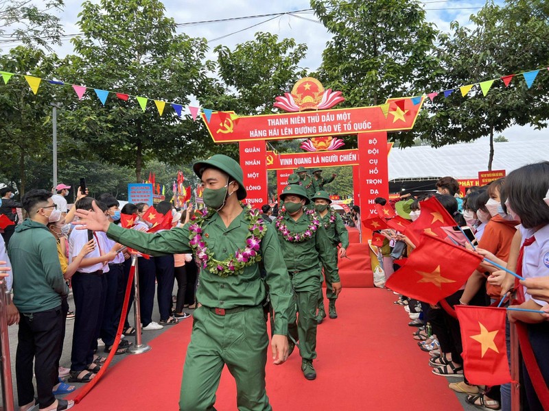 Các tân binh TP Thủ Dầu Một hăng hái lên đường nhập ngũ