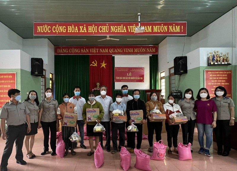 Cục THADS tỉnh Đắk Nông cùng đại diện Báo PLVN tặng quà cho bà con