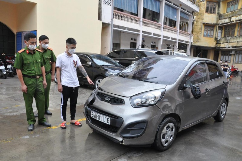 Toàn cùng tang vật chiếc xe gây tai nạn tại cơ quan công an