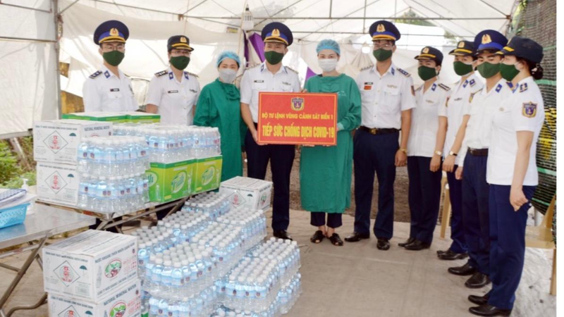 Bộ Tư lệnh Vùng Cảnh sát biển 1 trao quà tặng ủng hộ lực lượng phòng chống dịch COVID-19.