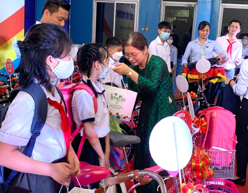Quỹ thiện nguyện Long Hải trao quà từ thiện 'Nâng bước em tới trường - Trao xe đạp, chở yêu thương' ảnh 2