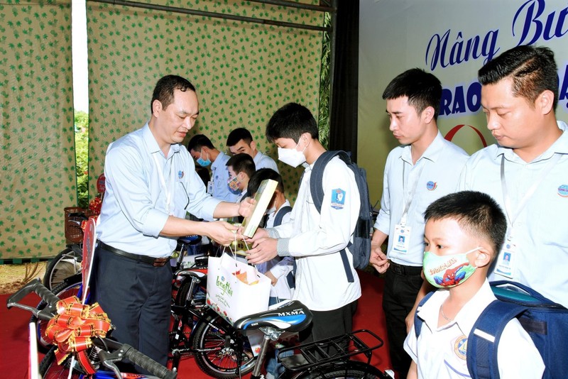 Quỹ thiện nguyện Long Hải trao quà từ thiện 'Nâng bước em tới trường - Trao xe đạp, chở yêu thương' ảnh 4