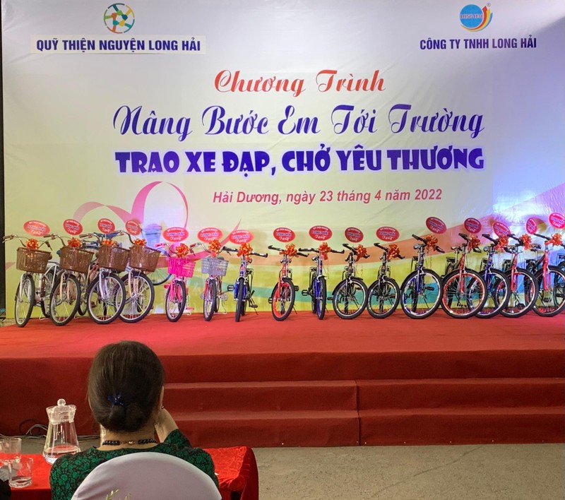 Quỹ thiện nguyện Long Hải trao quà từ thiện 'Nâng bước em tới trường - Trao xe đạp, chở yêu thương' ảnh 1