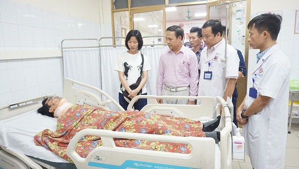 Ông Đặng Huy Hậu, Phó Chủ tịch Thường trực UBND tỉnh đã đến thăm hỏi các nạn nhân trong vụ tai nạn