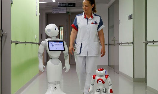 Bác sĩ thật và các “bác sĩ robot”