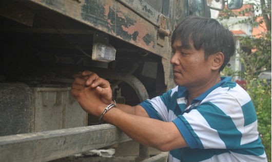 Nguyễn Hoàng Lễ thực nghiệm lại hành vi trộm cắp bình ắc quy.
