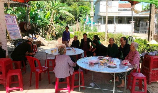 Người thân, hàng xóm lo tang lễ cho bà Mai.