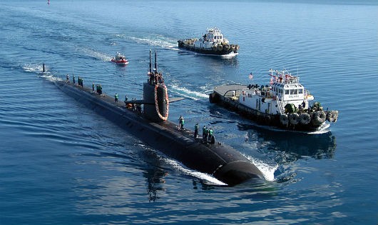 Tàu USS San Francisco SSN 711 được các tàu khác hộ tống trong một đợt làm nhiệm vụ.