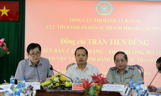 Thứ trưởng Trần Tiến Dũng (giữa) làm việc với Cục THADS TP Hồ Chí Minh.