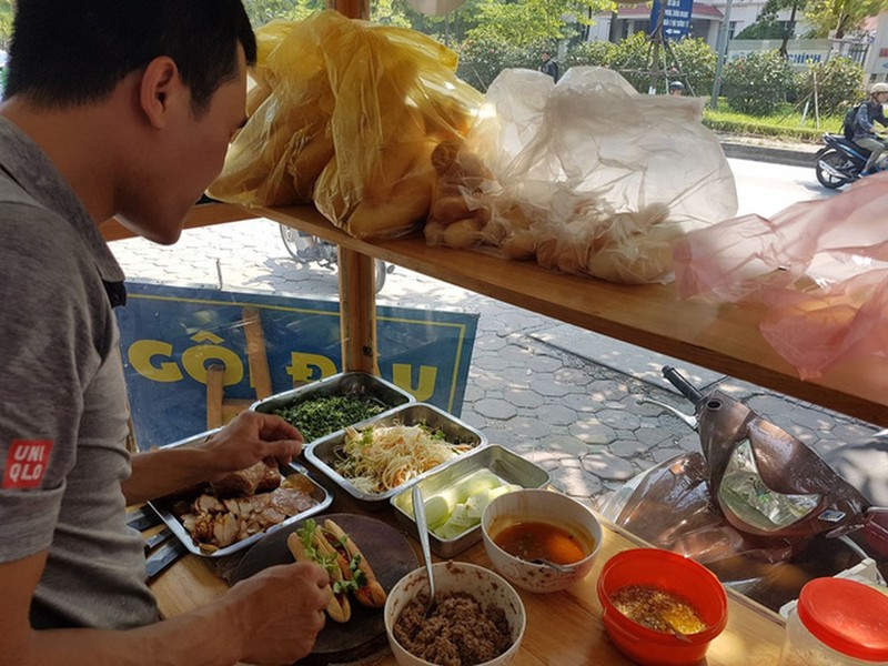 Nhiều người kinh doanh đồ ăn chín vẫn không đeo găng tay khi bán cho khách