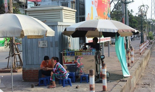 Tình trạng người dân kinh doanh tại khu vực gần trạm biến áp, trụ - bốt điện diễn ra tương đối phổ biến.