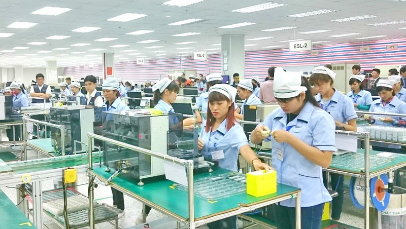 Công nhân đang làm việc tại một khu công nghiệp ở Vĩnh Phúc.