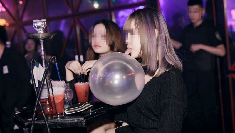 Giới trẻ hút bóng cười công khai nơi quán nhậu.