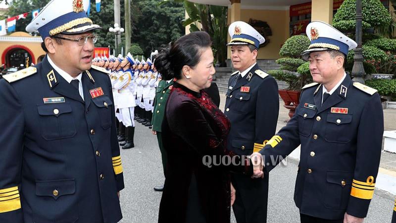 Cán bộ, chiến sỹ Quân chủng Hải quân chào đón Chủ tịch QH Nguyễn Thị Kim Ngân và Đoàn công tác.