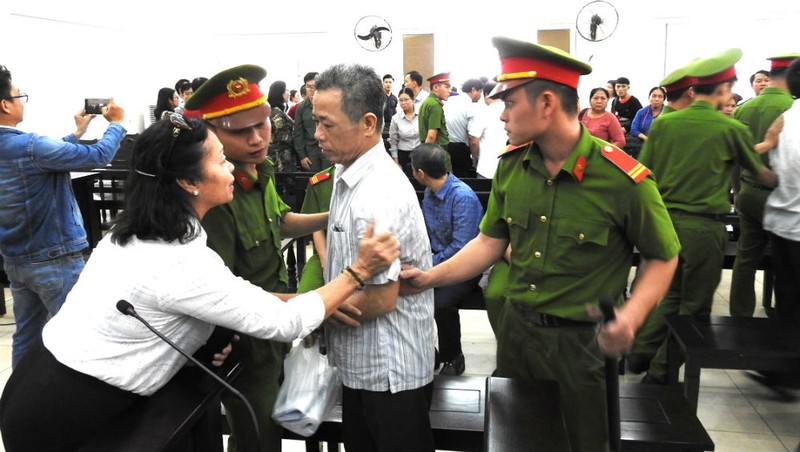 Ông Khanh dáng vẻ tiều tụy sau một năm bị bắt giam trong một vụ án còn rất nhiều lỗ hổng pháp lý mà HĐXX đã chỉ ra.