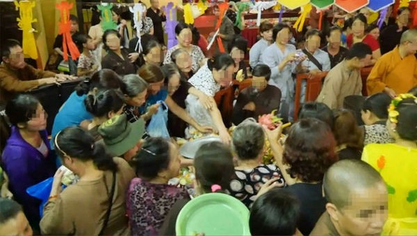 Hành vi phản cảm cần được xử lý quyết liệt nhằm mang lại môi trường lễ hội văn minh.