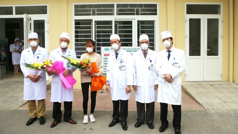 Lãnh đạo BV Đa khoa Thanh Hóa tặng hoa chị Trang khi xuất viện.