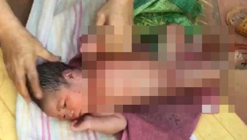 Người mẹ đến nhận bé gái bị bỏ lại ngoài nghĩa địa